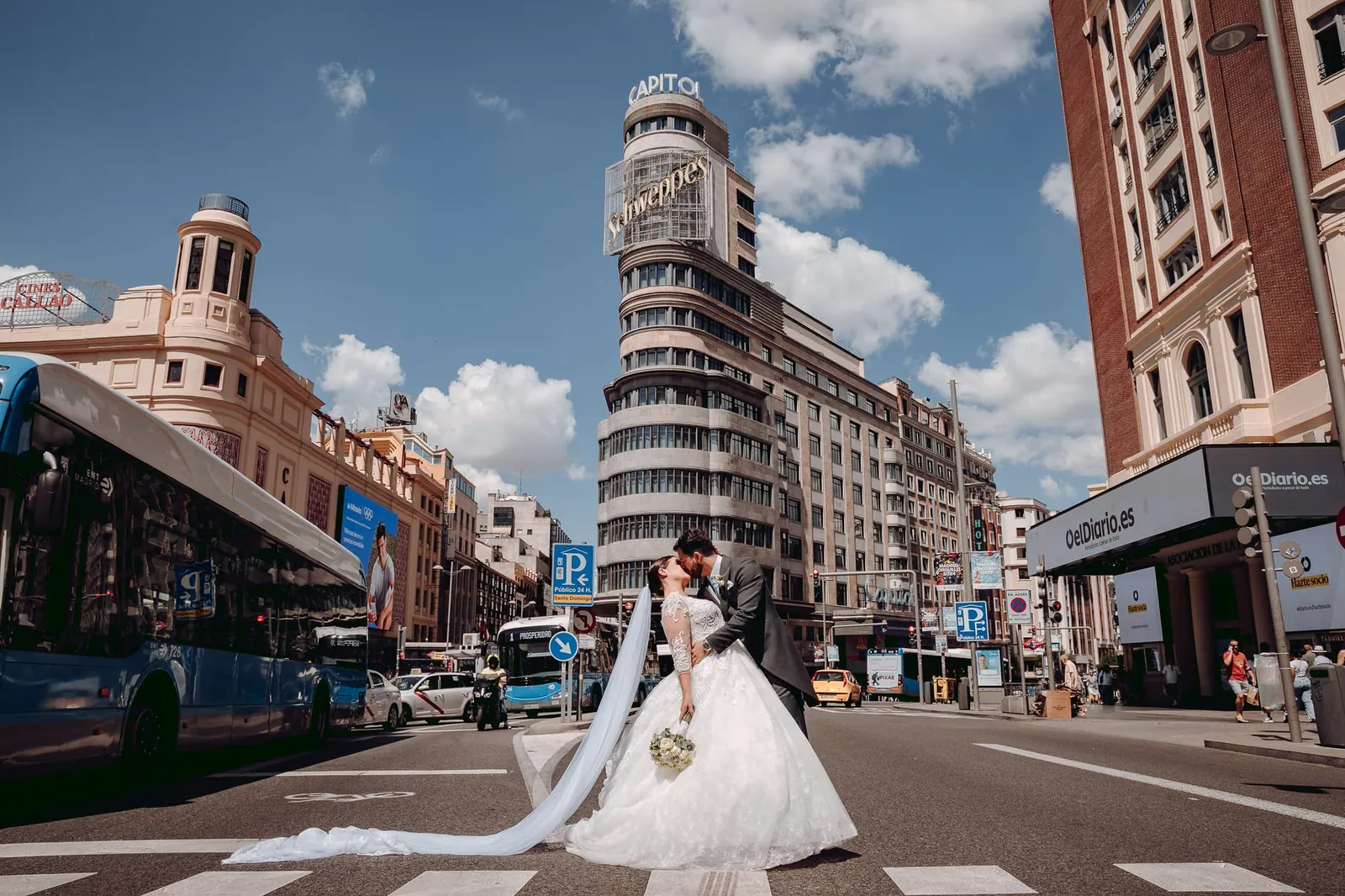 Los novios besándose en mitad de la Gran Vía de Madrid, frente al edificio Capitol